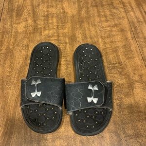 Women’s size 7 black under armour slides